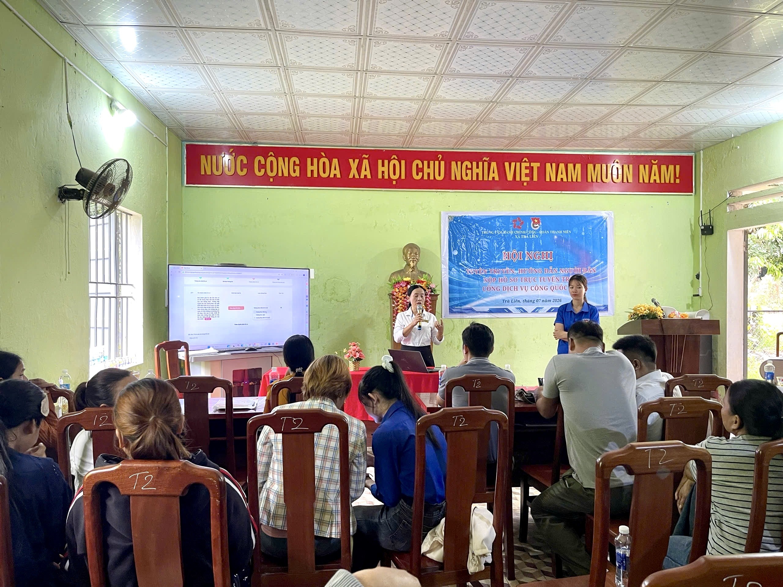 Xã Trà Liên tuyên truyền, hướng dẫn người dân nộp hồ sơ trực tuyến qua Cổng Dịch vụ công Quốc gia